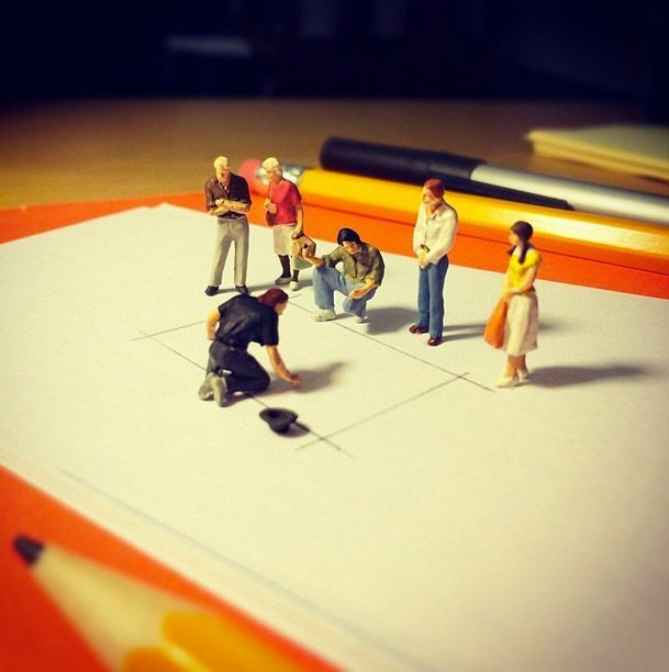 Miniatuurfiguren op een notitieboek