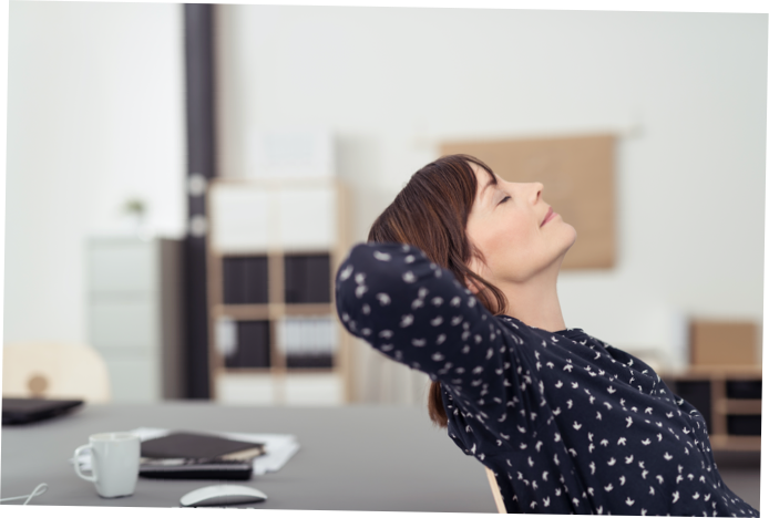 Vrouw ontspant even achter haar bureau