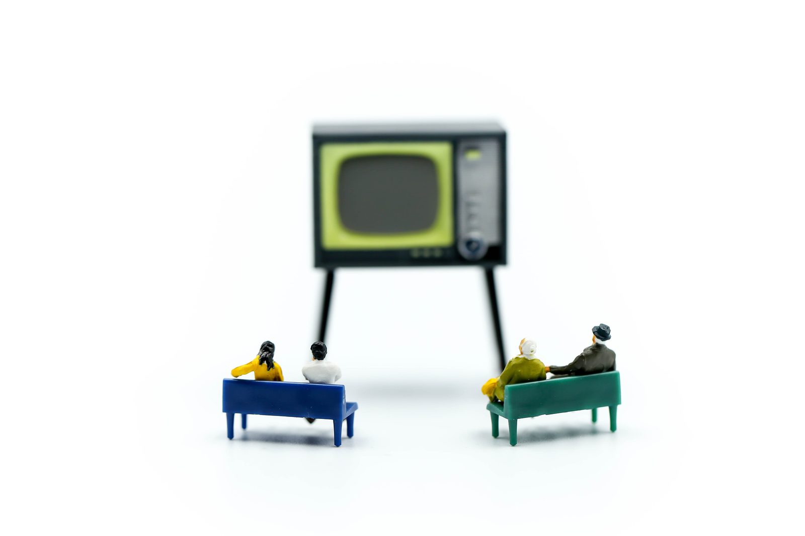 Miniatuurfiguren kijken samen naar een scherm