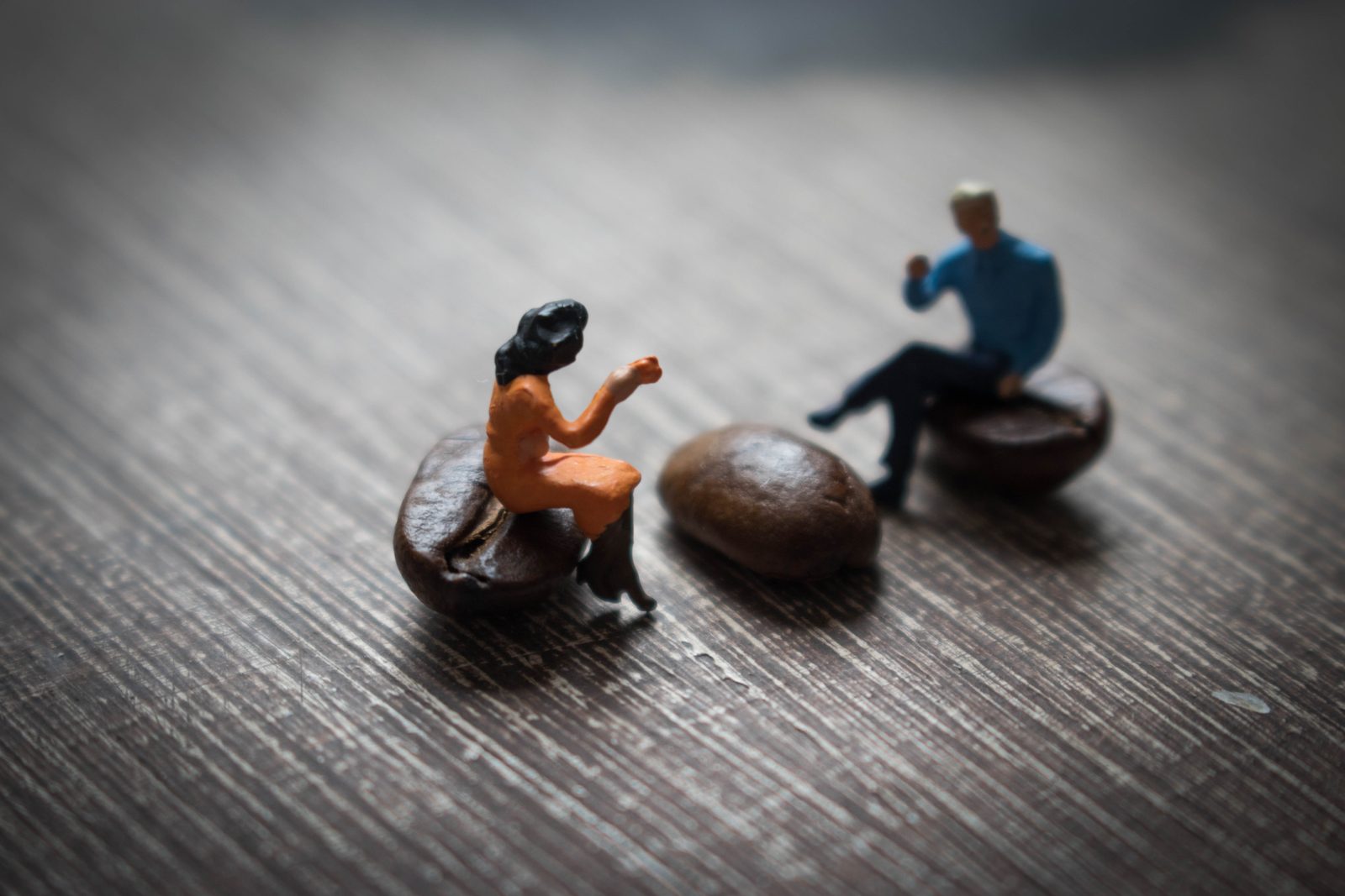 Twee figuren in vertrouwelijk gesprek