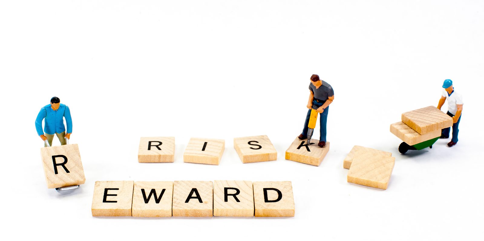 Letterblokken Risk en Reward met miniatuurfiguren