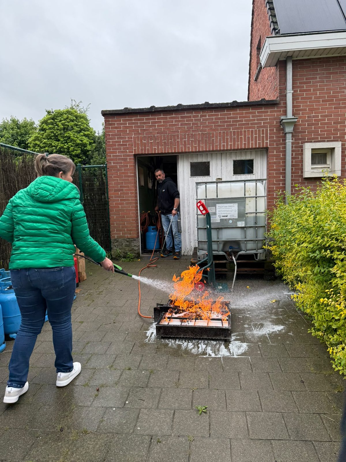 Deelnemer blust kalm een brandhaard