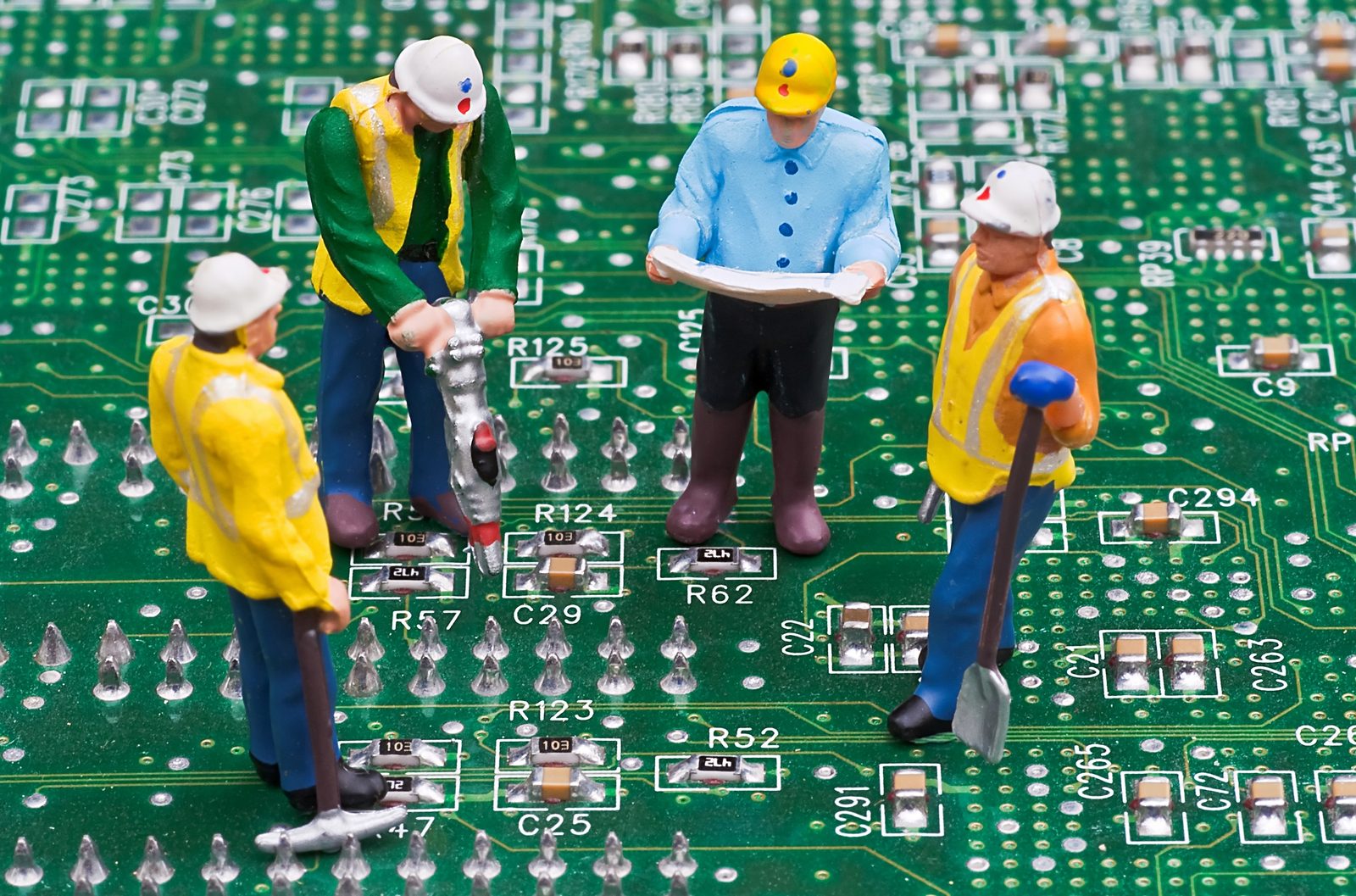 Miniatuur-technici aan het werk op een printplaat