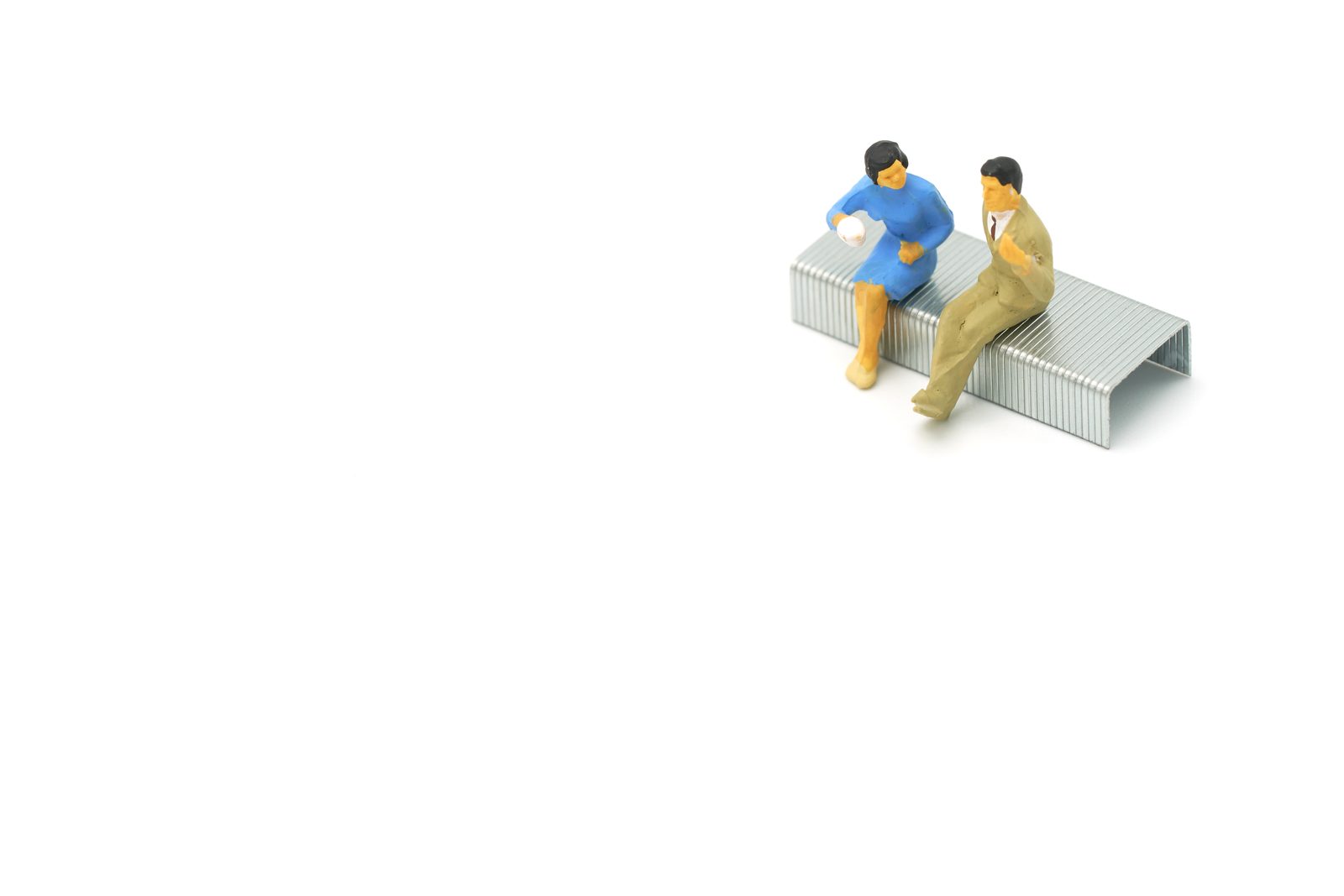 Twee figuren in gesprek op een bankje